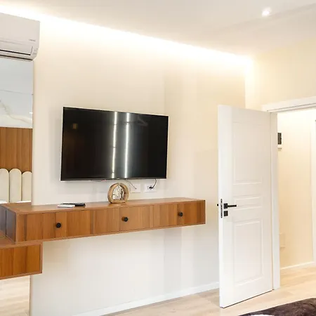 Luxury View With Balcony & Kitchen & Fast Wi-fi * Shkodra